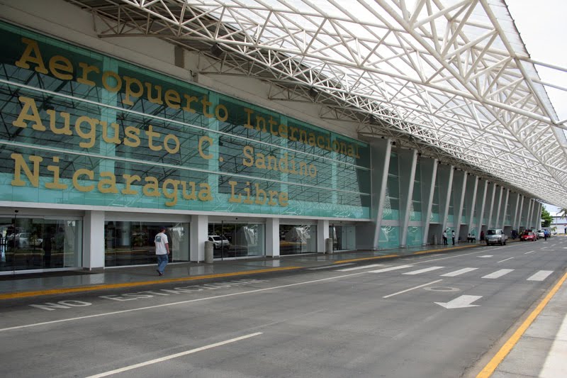 Aeropuerto Internacional Augusto C. Sandino vacío ante la decisión de las aerolíneas de postergar su regreso a Nicaragua.