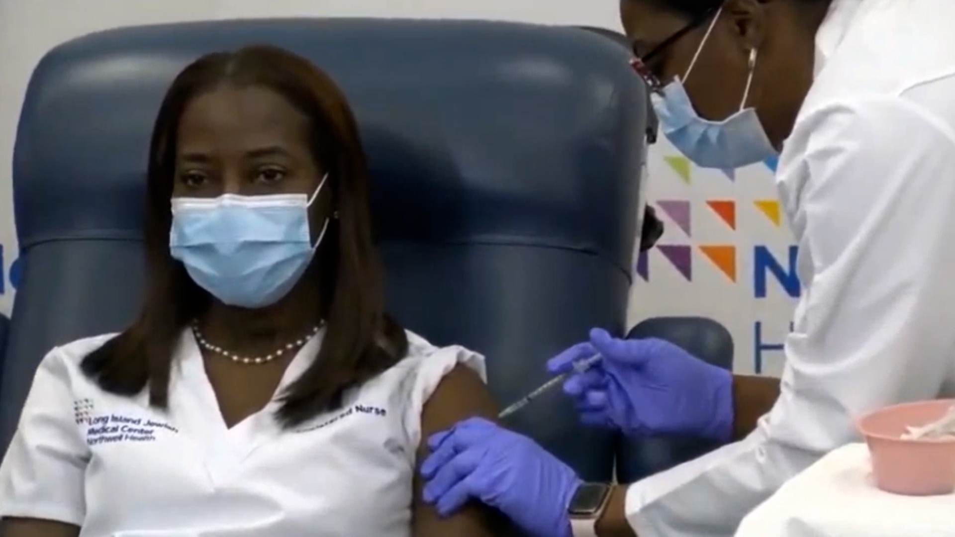 La enfermera, Sandra Lindsay, primera en recibir la vacuna elaborada por Pfizer-BioNTech E.E.U.U. Cortesía
