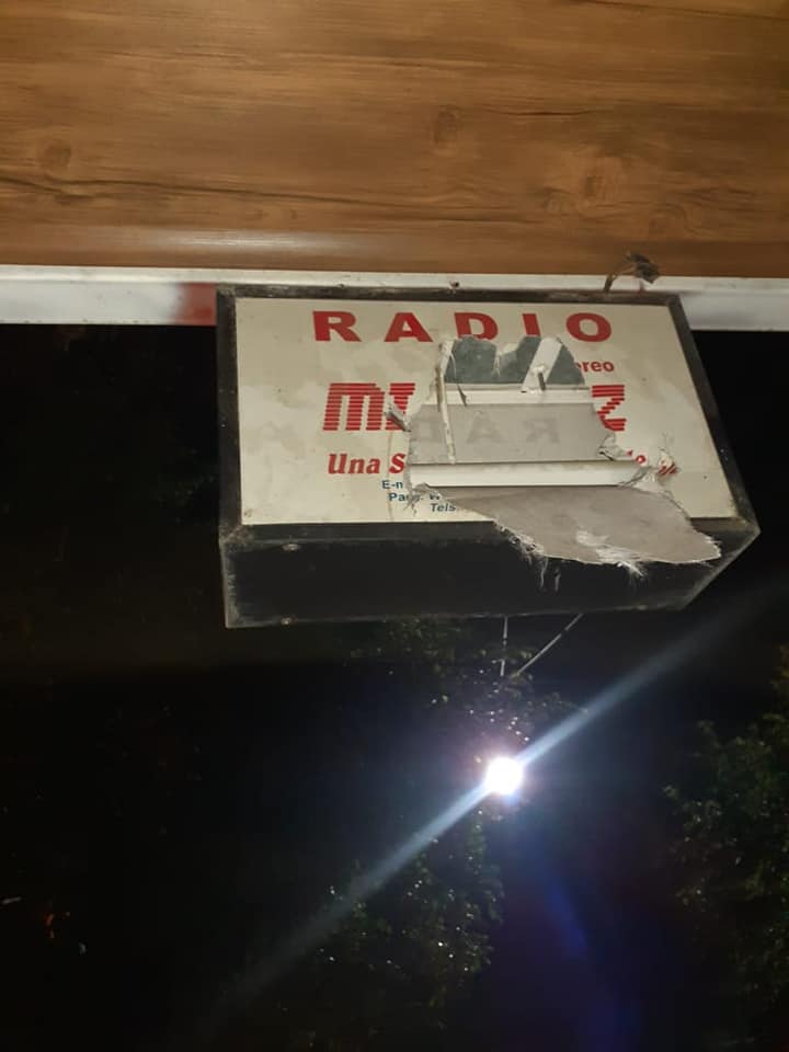 Sujetos desconocidos vandalizan instalaciones de Radio Mi Voz. Cortesía