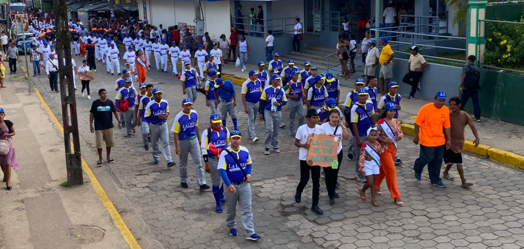 Equipos desfilas por las calles de Bluefields