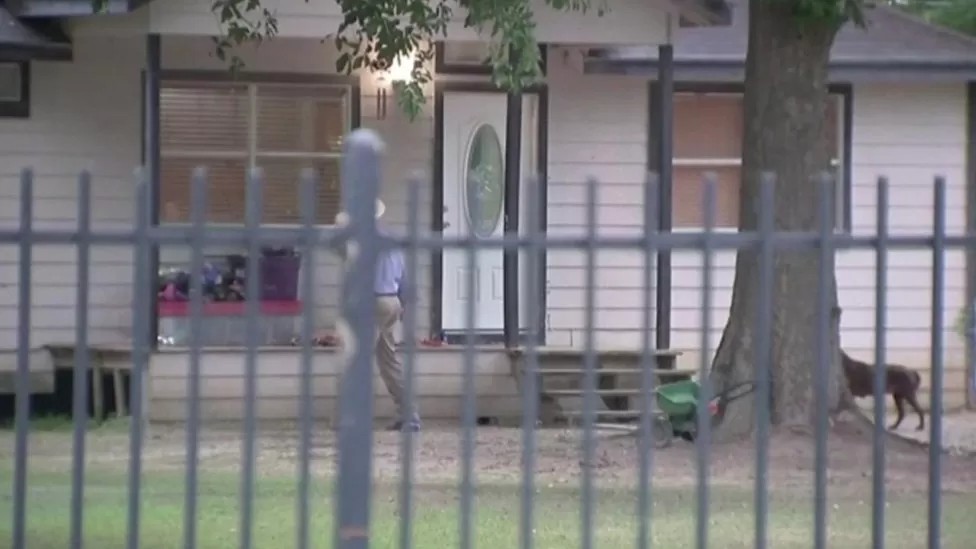 Hombre armado mata a cinco, incluido un niño, en casa de Texas
