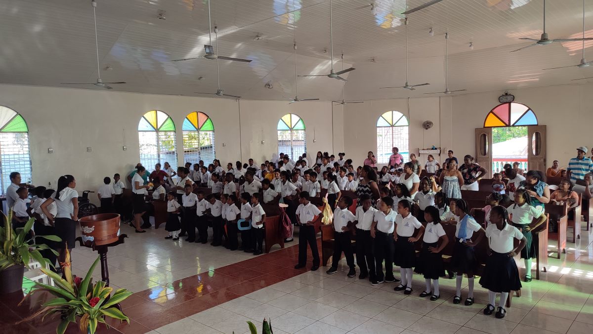 Escuela adventista celebra 72 años de fundación