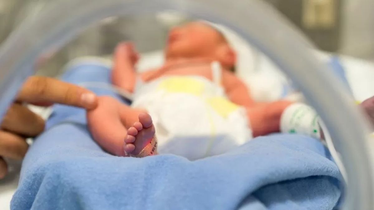 Bebé nacido del ADN de tres personas en el Reino Unido primero